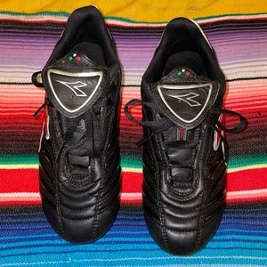 Diardora Kid Soccer Shoes, Black and Red Size 5 Used
